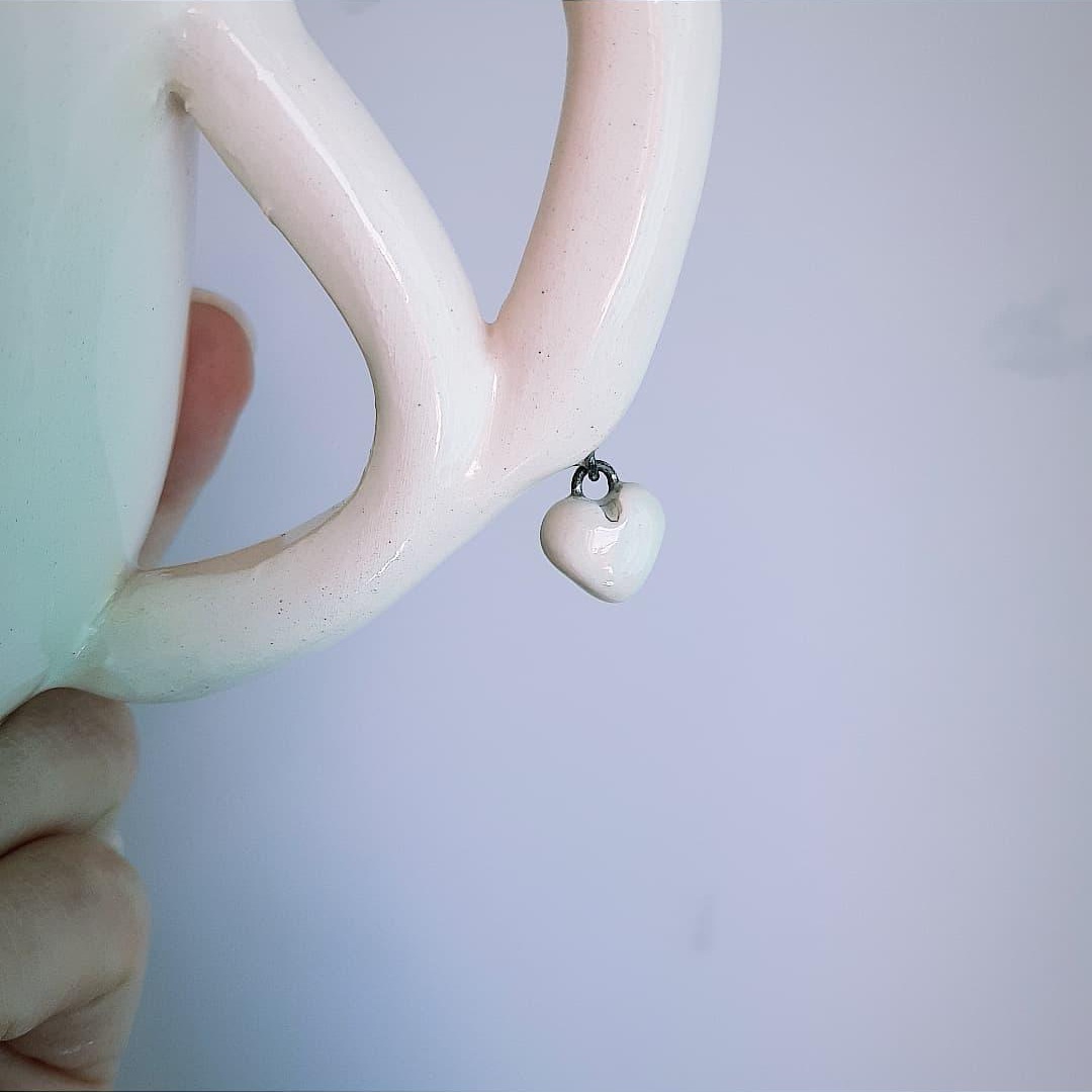 Taza con dije de corazón 
