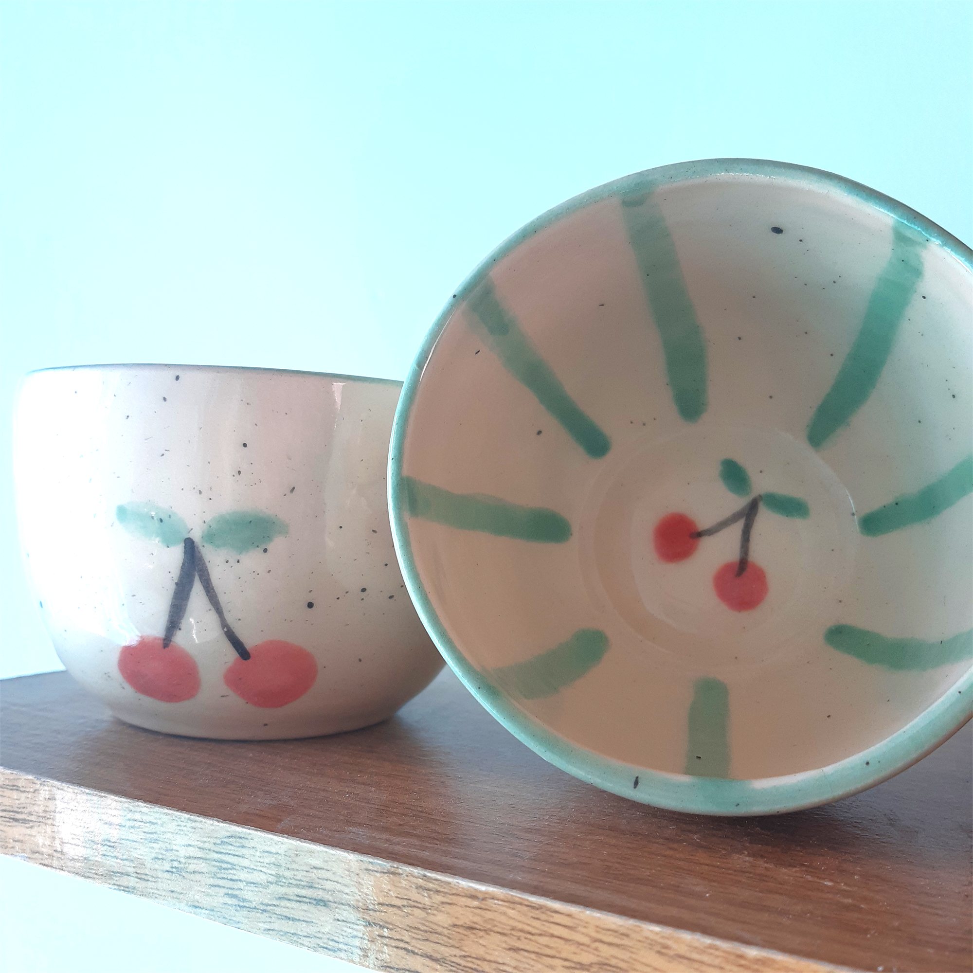 Taza sin asa con cerezas